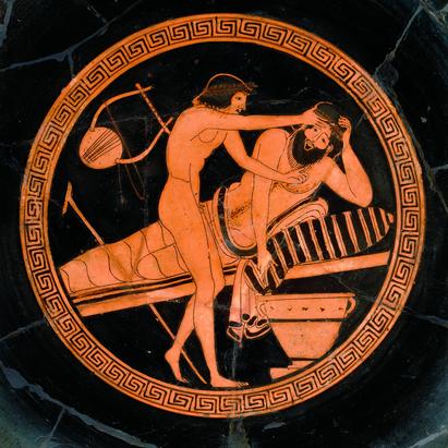En ung dreng hjælper manden, der plages af svære tømmermænd. Billedet stammer fra indersiden af en drikkeskål. Ca. 500-470 f.Kr.