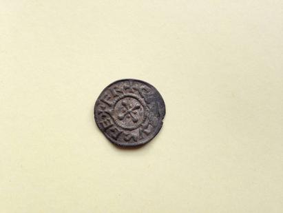 På møntens anden anden side står: ”CARLUS REX FR”, som frit oversat betyder ”Karl. Konge af Frankerne."