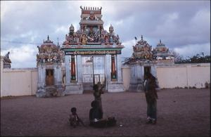 I fiskernes tempel for hindugudinden Renugadevi eller på pladsen foran, holder rådet traditionelt deres møder. Foto: Esther Fihl, 1981. Nationalmuseet