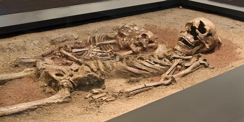 Graven fra Gøngehusvej.
Foto: Arnold Mikkelsen og John Lee, Nationalmuseet. Gravlagt kvinde og barn