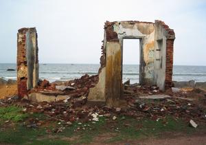 Resterne af et hus i det, der indtil tsunamien i julen 2004 var fiskernes boligkvarter i Tranquebar. Foto: Helle Jørgensen, 2007. Nationalmuseet