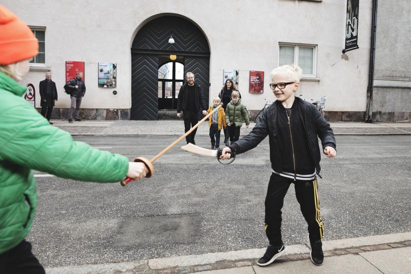 Krigsmuseet er for alle aldre På billedet ses to drenge, der leger med sværd foran Krigsmuseet