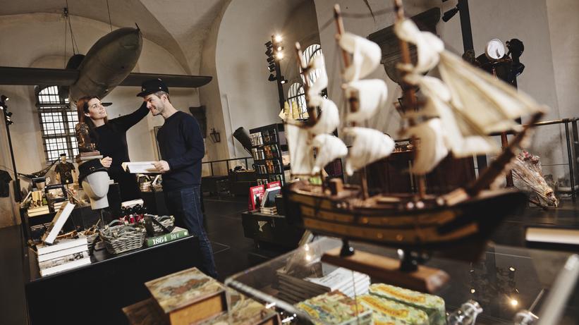 Krigsmuseet åbner igen På billedet er en mand og kvinde netop kommet ind i museumsbutikken på Krigsmuseet