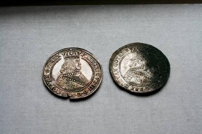 Mønten til højre er fra den nye sølvskat fra Stege, mens mønten til venstre er fra Nationalmuseets samling.