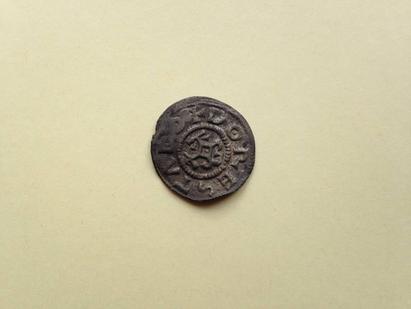 Mønt slået under Karl den Store fundet i Rønge Hule. Den er to centimeter i diameter. På den ene side står skrevet: ”DORESTADO” for "Dorestad."