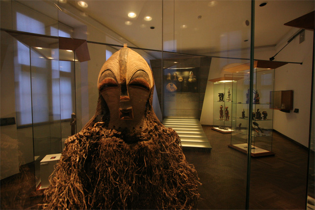 Kvindelig kifwebe-maske fra songe- og luba-folket i det østlige Congo. Udstillet i Etnografisk Samling