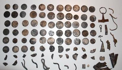 Vikingeskatten fra Strandby i Vendsyssel består af omkring 300 mønter fra vikingetiden. Billedet viser et udvalg, hvor man kan se flere korsmønter, som blev udmøntet under Harald Blåtand.