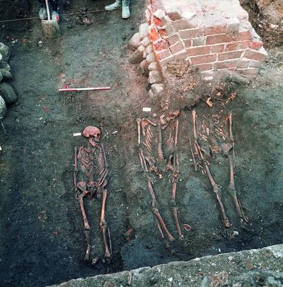 Skeletter af gråbrødremunke, der lå begravet i Gråbrødre Kloster, som ligger under Svendborg Station og nu bliver beskrevet i Danmarks Kirker.