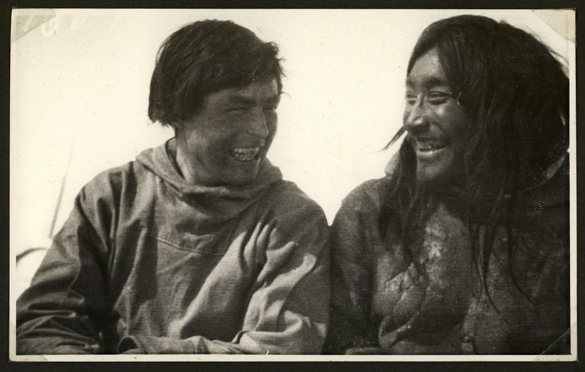 Ekspeditionsmedlem Qavigârssuaq Miteq og Qaqortingneq, som ekspeditionen mødte i Arktisk Canada.