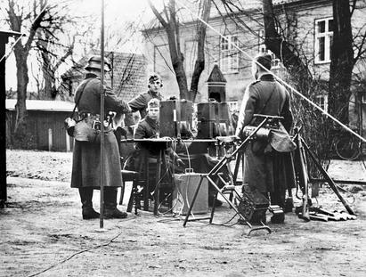 9. april 1940. Tyske soldater med en transportabel radiostation på Kastellet i København.