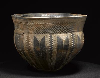 Et af de mest kendte eksempler på stenalderkeramik er lerkarret, der blev fundet ved en gravhøj ved Skarpsalling i Himmerland.
Foto: Roberto Fortuna og Kira Ursem, Nationalmuseet.
Bondestenalderen (4.000 f.Kr.-1.700 f.Kr.)
