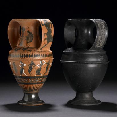 (tv) Amfora lavet i Athen c. 550-530 f.Kr. til det etruskiske marked. (th) Etruskisk bucchero vase af samme type (British Museum).