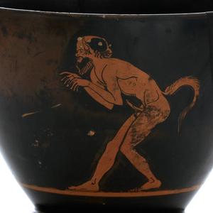 En lumsk satyr lister sig ind på en mænade. Drikkekop, ca. 450 f.Kr.