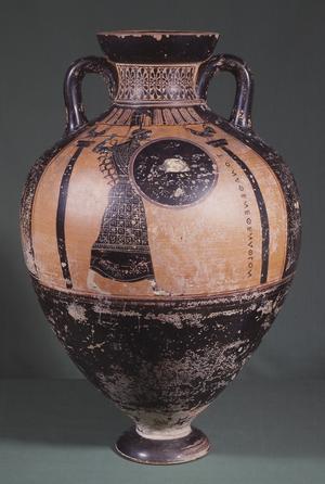 Vase (amfora) med billede af Athens skytsgudinde, Athena, i fuldt krigsudstyr, med skjold og løftet spyd. Klik på billedet for at se det i en større udgave.