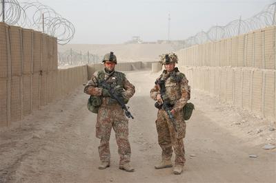 Tag på en rundvisning om krigen i Afghanistan og kom med til en soldaterlejr i den afghanske ørken