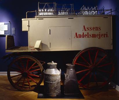 Mælkesalgsvogn fra Assens. I byer, hvor der ikke var mulighed for at købe mælk direkte fra mejeriet, skulle der fra 1914 køre en mælkevogn rundt.