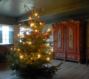 Det pyntede juletræ i gården fra Sdr. Sejerslev.