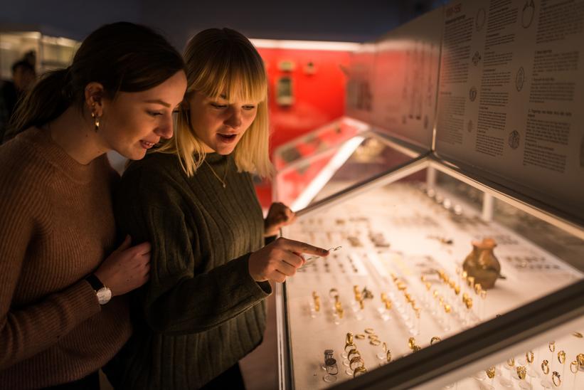 To unge piger på opdagelse i antiksamlingen