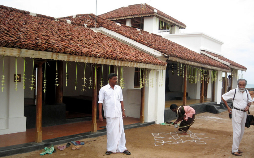 Huse i traditionel tamilsk arkitektur, pyntet til indvielse efter restaurering. Foto: Helle Jørgensen, 2007. Nationalmuseet