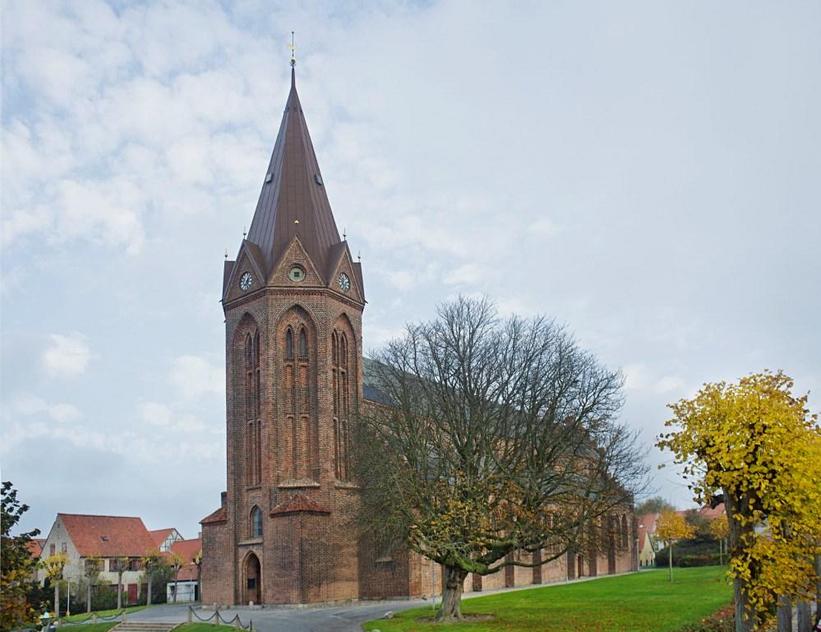 Assens Kirke har et sjældent ottekantet tårn med spir. Det hørte oprindelig til en kirke, som blev revet ned og erstattet af den nuværende i 1490. Foto: Nationalmuseet