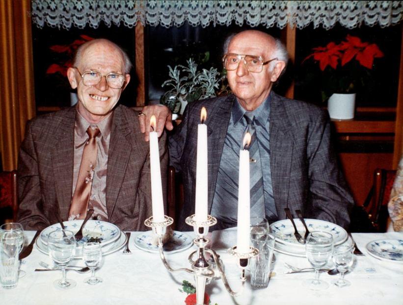 Axel og Eigil sidder sammen til festen på Restaurant Bellahøj efter indgåelsen af det registrerede partnerskab.