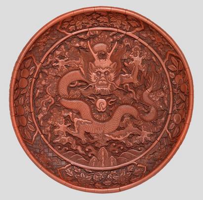 Rød udskåret laktallerken fra 1589. På tallerknen ses en kejserlig fem-kloet drage. Udstillet i Etnografisk Samling