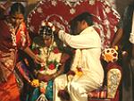 Gommen bindet den gule snor med en thali om brudens hals som symbol på, at nu er de gift. Foto: Ingrid Fihl Simonsen, 2007. Nationalmuseet
