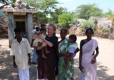 Caroline med informanter fra lavkastesamfundet i Velipalayam i Tranquebar. Foto: Caroline Lillelund, 2007. Nationalmuseet
