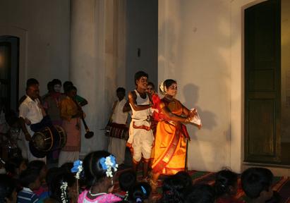 Under indvielsen af den restaurerede guvernørresidens inviterede staten Tamil Nadus ministerium for turisme gæsterne til at overvære dramaforestillinger, der også var åbne for det generelle publikum. Foto: Esther Fihl, 2011. Nationalmuseet