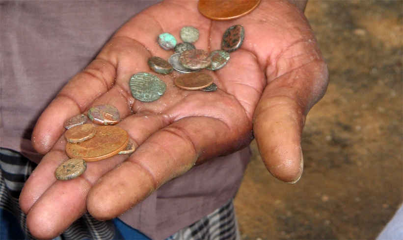 En møntsælger i Tranquebar fremviser danske og indiske mønter fundet på stranden. Foto: Helle Jørgensen, 2007. Nationalmuseet