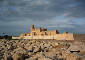 Fæstningen Dansborg ud mod havet. Efter at tsunamien i Det Indiske Ocean havde ramt Tranquebar i 2004, er der blevet udlagt store stenblokke som kystbeskyttelse langs det meste af byen. Foto: Helle Jørgensen, 2007. Nationalmuseet