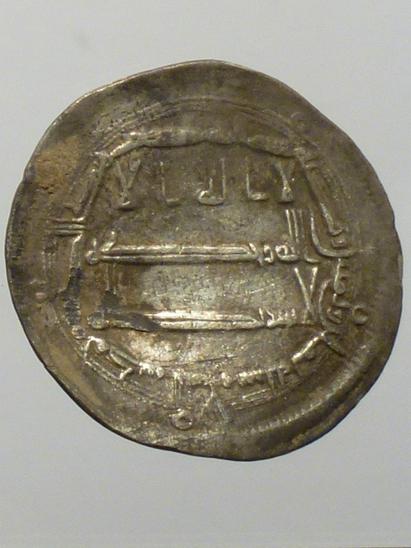 Mønt (forside) slået af kaliffen Harun al-Rashid kendt fra 1001 Nats Eventyr. 