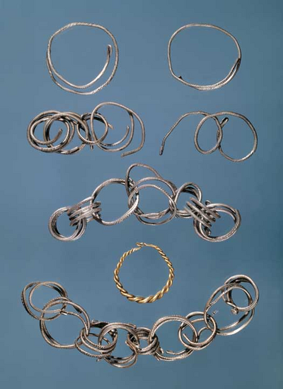 Sølvringene fra den første sølvskat fundet i årene 1962-65 ved Duesminde. 