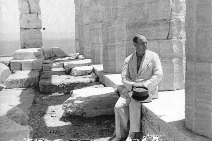 Gösta Enbom nyder udsigten fra Athens Akropolis - arkæologiens højborg.