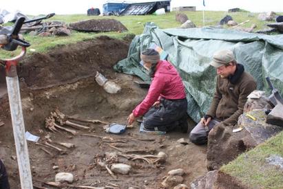 Arkæologer udgraver nordboskeletter i 2010 ved nordbogård Ø64 i Igaliku Fjord, Østerbygden.