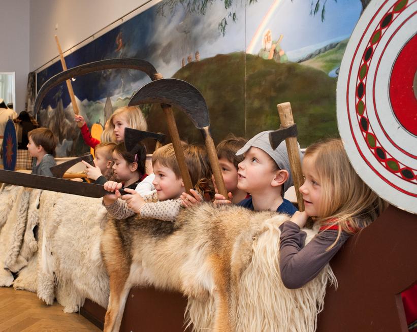 Børn klædt ud som vikinger i vikingeskib