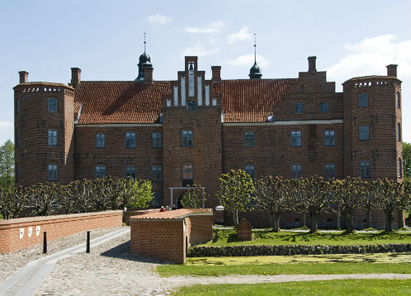 Gammel Estrup på Djursland, der danner ramme om både Dansk Landbrugsmuseum og Gammel Estrup – Jyllands Herregårdsmuseum. 