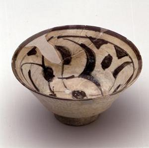 Skål af keramik fra den islamiske periode, som er fundet i Hama.
