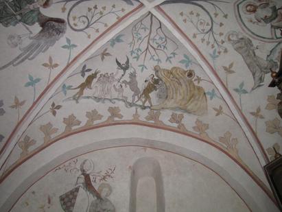 Blandt de mange søgbare kalkmalerier er de dramatiske kalkmalerier i Højby Kirke i Nordvestsjælland, som forestiller helvedes gab.