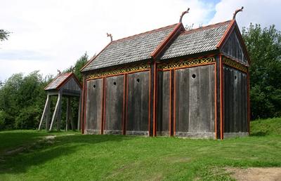 Trækirken i Hørning har formentlig set ud som her. Den er rekonstrueret af Moesgård Museum. Foto: Sten Porse Overgang til kristendommen