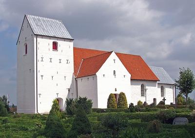 Omkring Lisbjerg Kirke Nordvest for Århus har udgravninger afsløret en storgård og en træbygget kirke fra vikingetiden. Her ses Lisbjerg Kirke i dag. Foto: Nils Jepsen Overgang til kristendommen