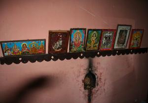 Hylde over husalteret i et fiskerhjem med både hinduistiske og kristne ikoner. Foto: Esther Fihl, 2007. Nationalmuseet
