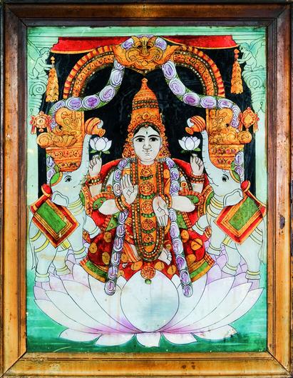 Glasmaleri forestillende gudinden Gajalakshmi, der bades af elefanter. Formentligt fra sent i 1800-tallet. Nationalmuseet (Inv.nr. D.3773)