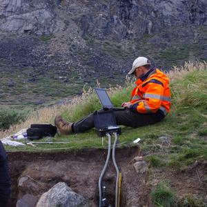 Installering af overvågnings-udstyr på en Nordbo-plads i Austmannadalen, Vestgrønland. Der er besøgt en række pladser i området, for at forstå hvordan bevaringen af kulturminderne påvirkes af ændret klima og vegetation