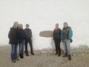 Bronze Age rock art at Asnæs Kirke. From left: Pernille Ladegaard-Pedersen, Claire Farago, Donald Preziosi, Karin M. Frei and Samantha Reiter, Foto: M. Walsh International Workshop: Kunsthistorie, Ritualer og Bronzealder