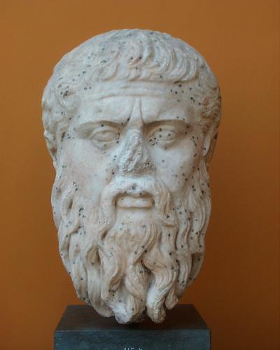 Platon (428/7-348/7 f.Kr). Græsk filosof, født i Athen. Platon grundlagde det første Akademi i Athen, og han er særlig kendt for tankerne om forholdet mellem ideerne og fænomenernes verden, den såkaldte platoniske dualisme. Ny Carlsberg Glyptotek.