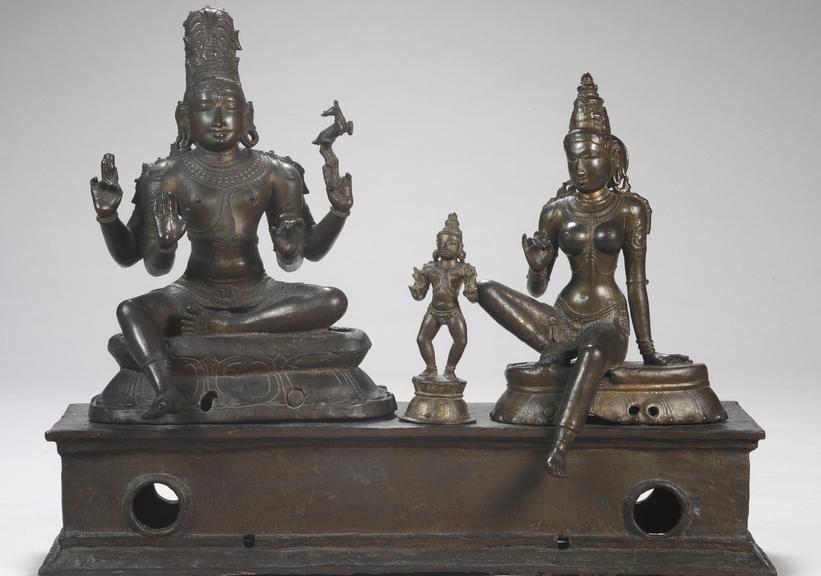 Bronzeskulptur af hinduguderne Shiva og Uma med deres søn Skanda, formodentligt 1100-tallet. Foto: John Lee, 2005. Nationalmuseet (Inv.nr. Da.156)