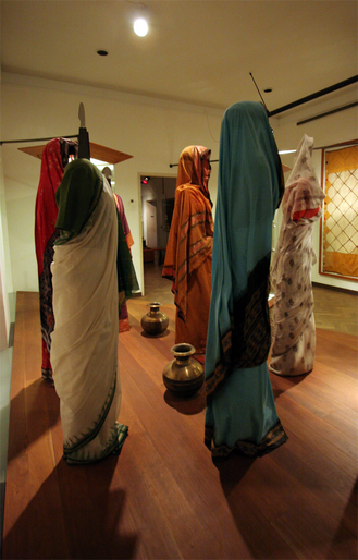 Indiske sarier. Udstillet i Etnografisk Samling
