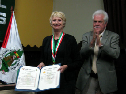 Inge Schjellerup modtager guldmedaljen i Peru.