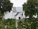 Jelling Kirke, set fra syd. Genbegravelsen af en konge?